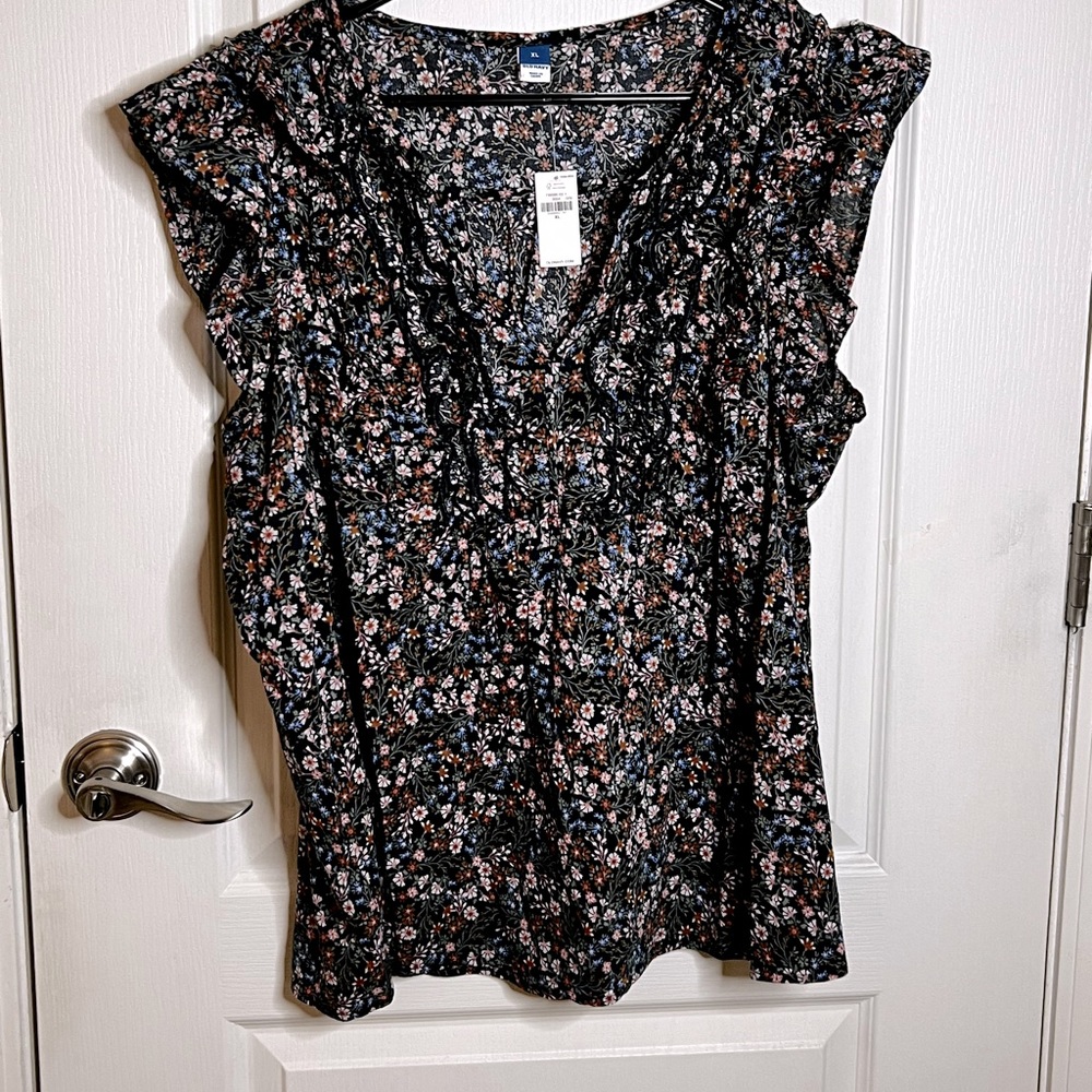 Old Navy floral sleeveless shirt NWT